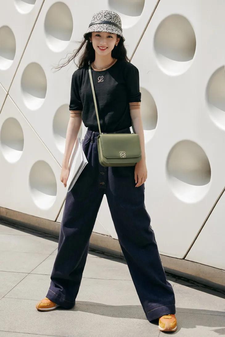 三里屯偶遇大幂幂,杨幂和闺蜜在三里屯逛街遭搭讪