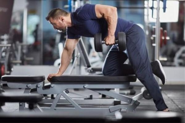 哑铃的4个训练动作，在家训练，效果一样好