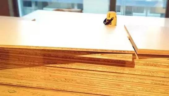 如何判断板材的好坏视频,一招教你如何辨别板材好坏