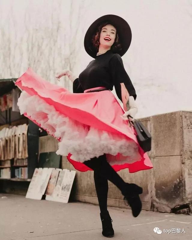 E*杯罩**,小蛮腰,复古装,这个法国小姑娘引发了一阵舔屏狂潮!