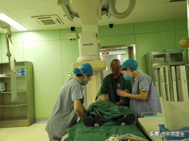 温馨的静脉输液港：为2岁化疗患儿提供长期静脉通道，不影响洗澡