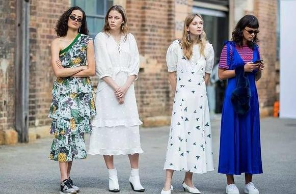 李冰冰穿鱼尾裙还是非常的漂亮的,李冰冰穿浅蓝色蕾丝裙