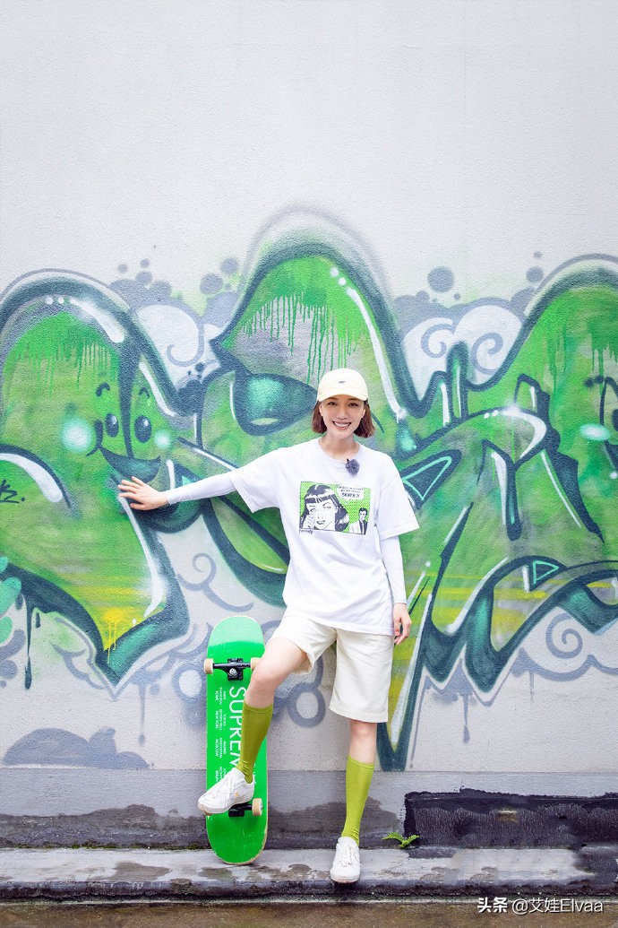 王珞丹一身俏皮装扮,王珞丹绿装