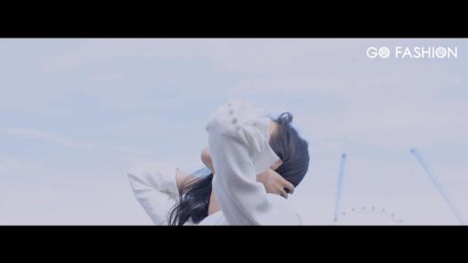 张予曦戴金丝框眼镜,张予曦银色服装