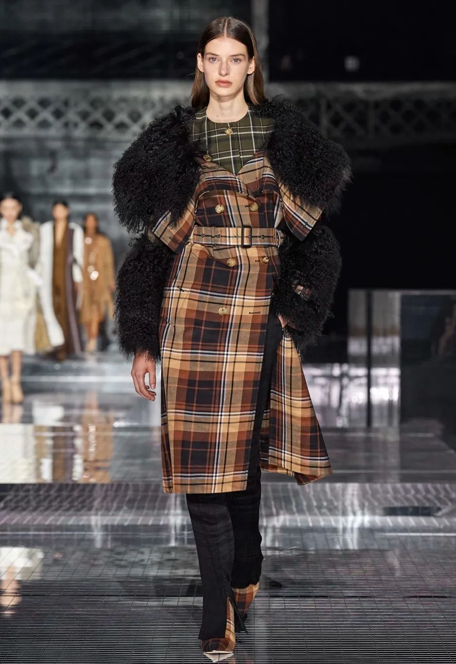 墨绿色格纹大衣怎样搭配好看,短款格纹毛呢大衣的搭配方法