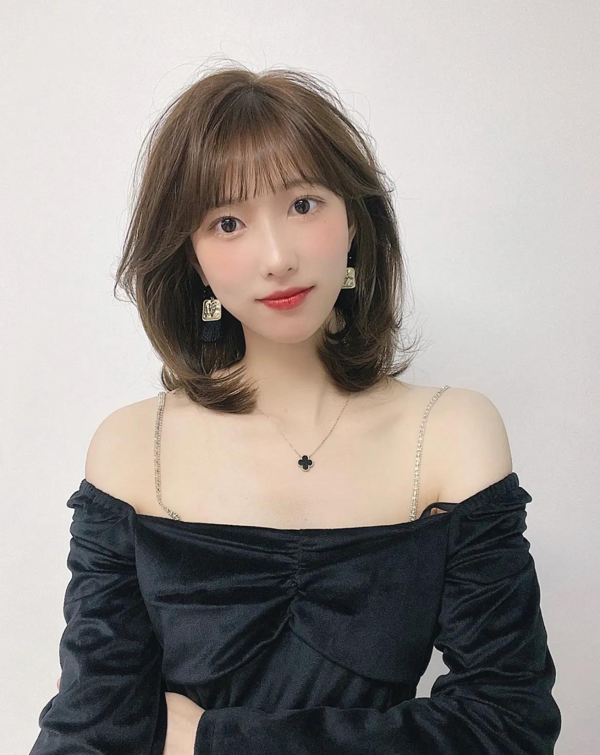 适合小脸的烫发中短发夏季,这个季节最流行的短烫发