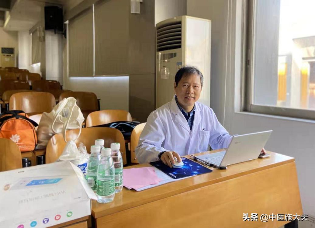 女子携家带口来看中医，只因中药7天就治愈她的多年背心凉*毛老**病