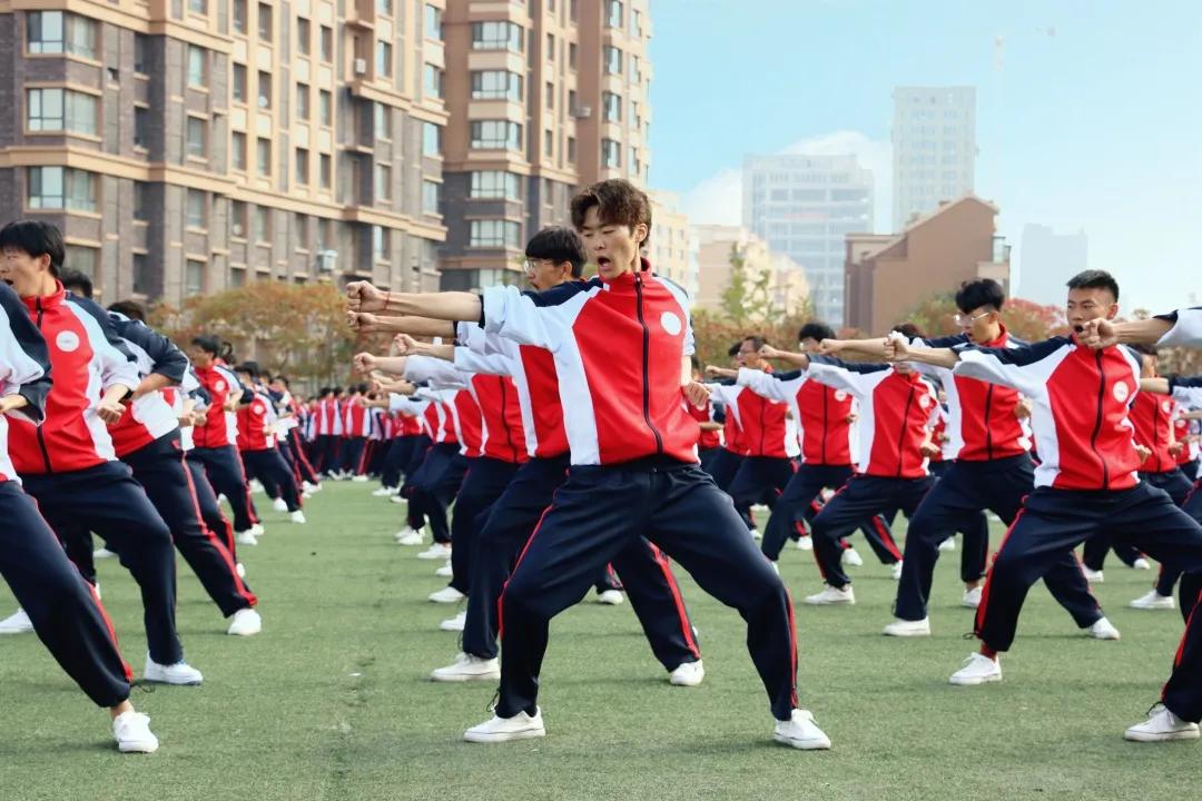 今天起，我们都是“辽传人”！辽传新生军训汇报表演暨开学典礼