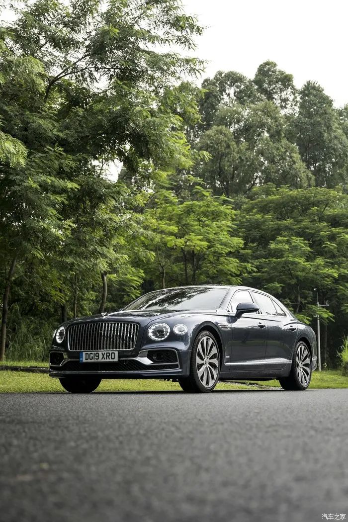 宾利飞驰对比迈巴赫s480气场,宾利飞驰街拍气场霸气视频