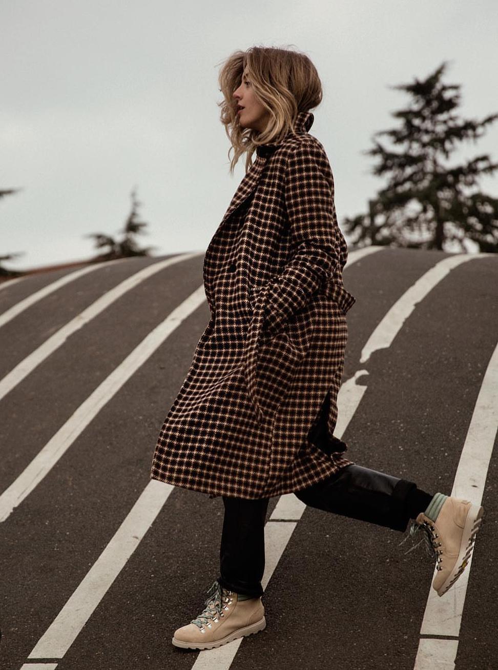 墨绿色格纹大衣怎样搭配好看,短款格纹毛呢大衣的搭配方法
