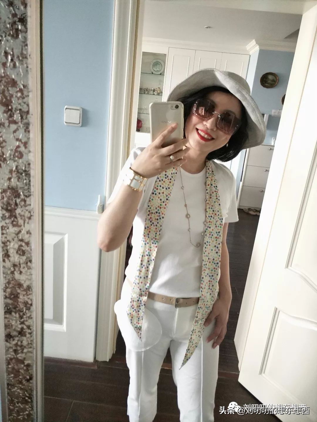 白t穿搭高级感西装,今年超级火的白t加西装外套