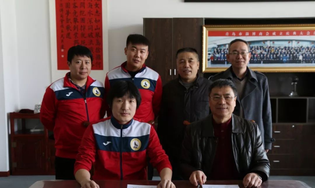 身披青岛淄博商会战袍这支球队从家乡异地商会走向全省足球冠军