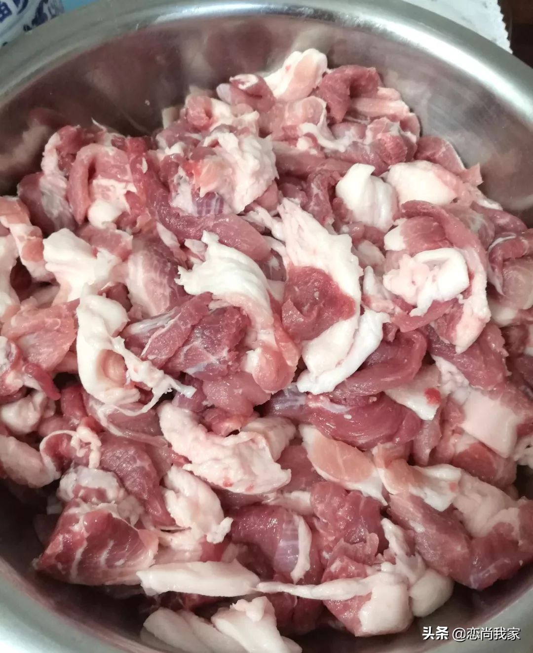 又到腌晒腊肉香肠的季节,又到了灌香肠腌腊肉的季节