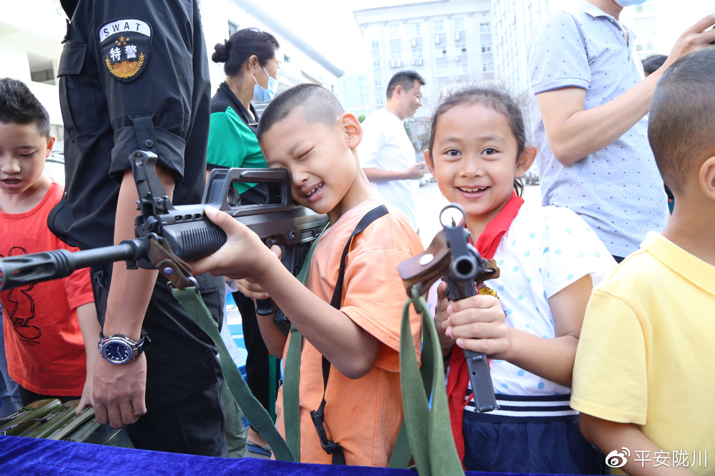 第一次走进警营过六一,迎六一进警营