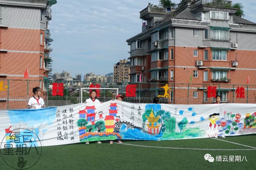 画一幅与校园足球有关的绘画,校园足球绘画又难又好看