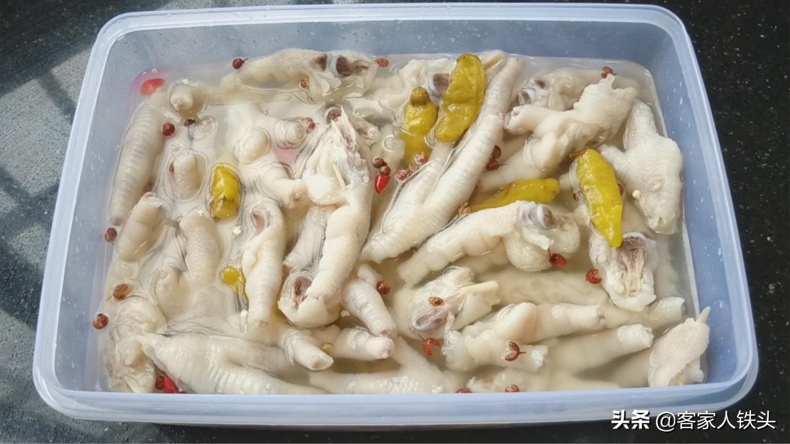 自己在家做泡椒鸡爪也是很方便的,在家如何做泡椒鸡爪更好吃