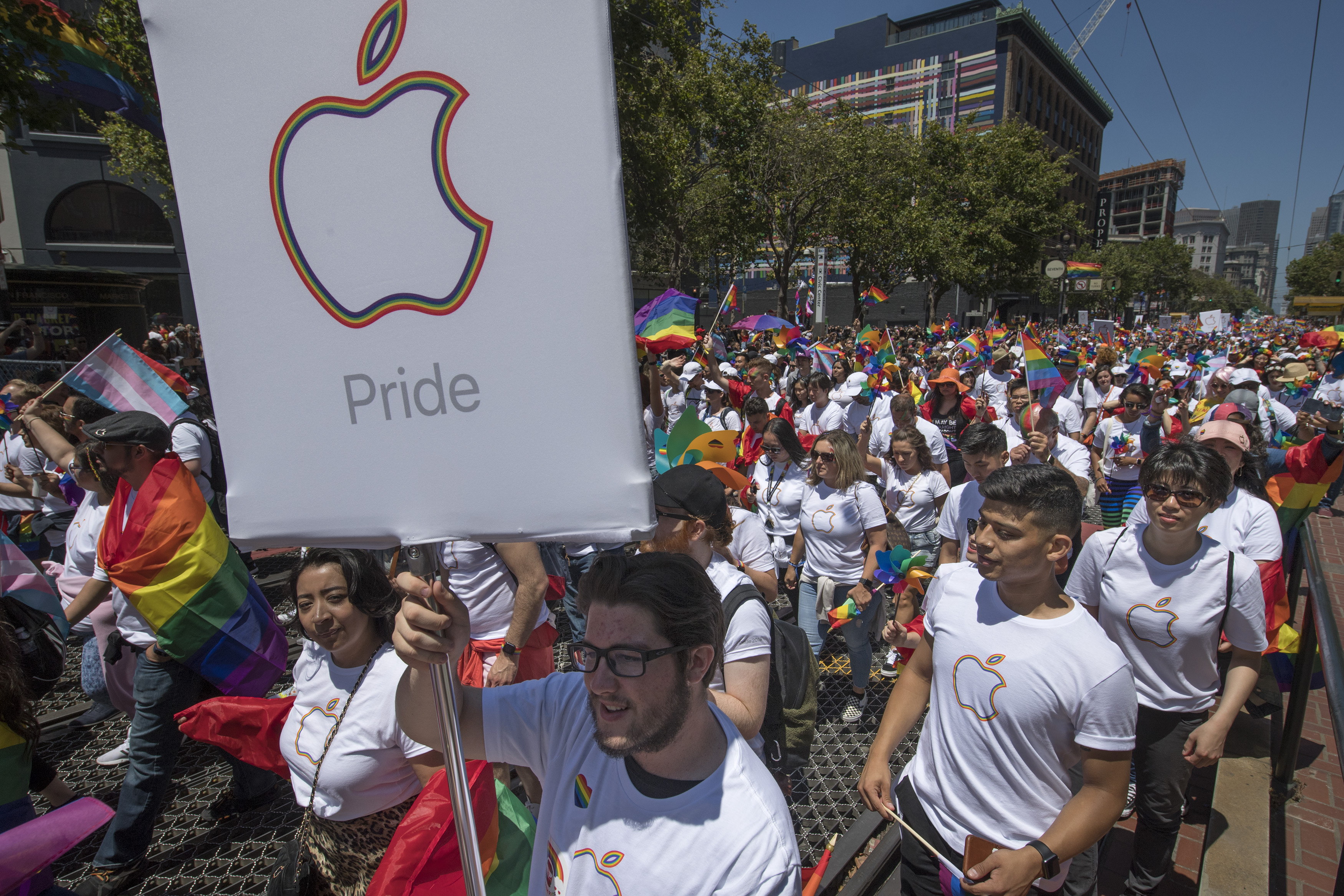 直到我们筑起了彩虹色鹊桥——爱不止一种，爱只有一种