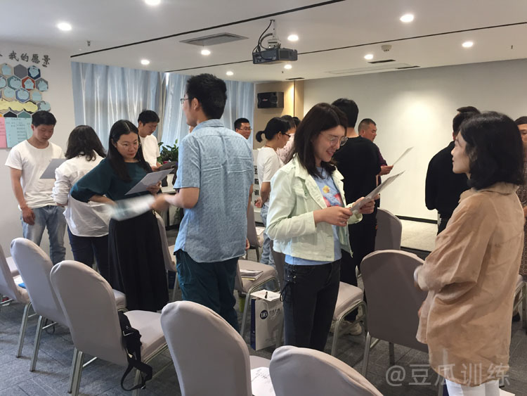 我们应该怎样正确与人交流和沟通,怎样提高与人交流和沟通能力