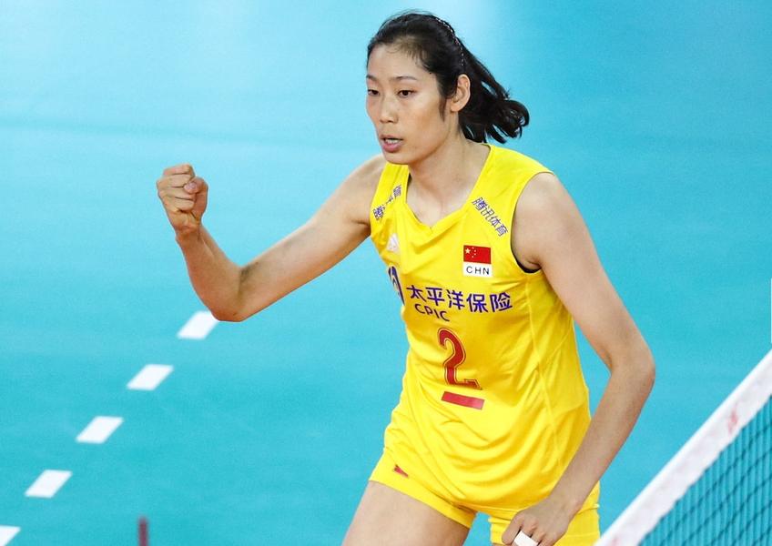 赛后朱婷和赫伯茨的亲切互动,朱婷安慰泽赫拉