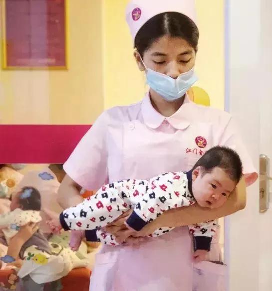新生儿抱孩子正确姿势视频,怎么抱新生儿正确姿势