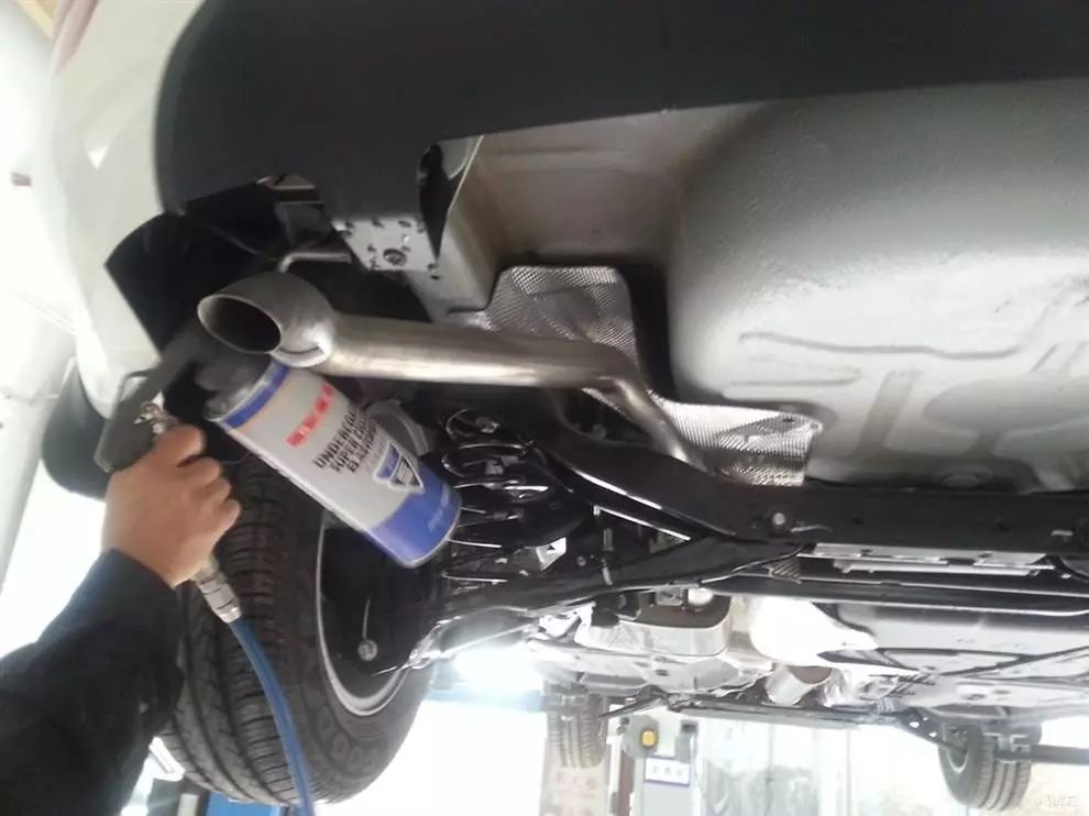 汉兰达新车底盘有没有做底盘装甲,五菱之光新车有必要装底盘装甲吗