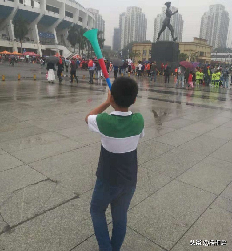 去看足球比赛现场,观看孩子足球比赛