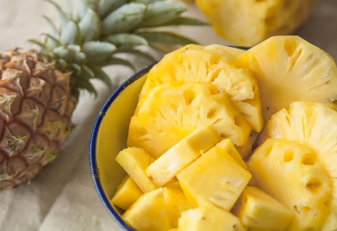 吃菠萝总“麻嘴”？别再泡盐水了，只需一步，不麻嘴，脆爽又甘甜