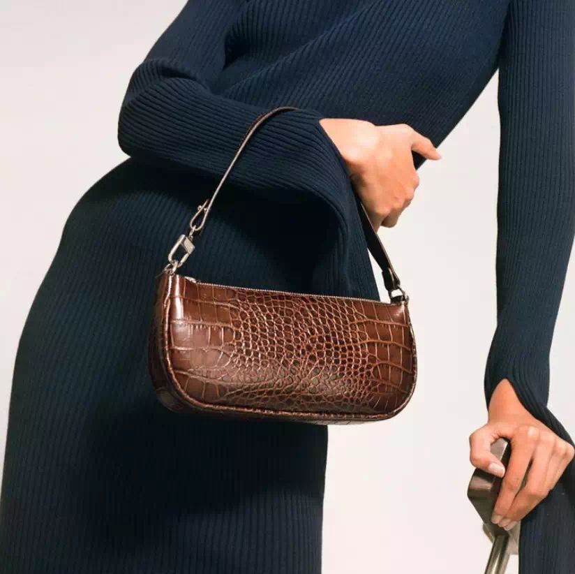 小众设计感经典百搭腋下包,今年最流行的百搭腋下包