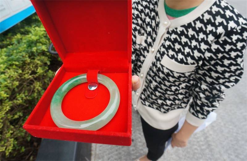 南宁一女子花高价买玉镯买到染色石还被“拉黑”