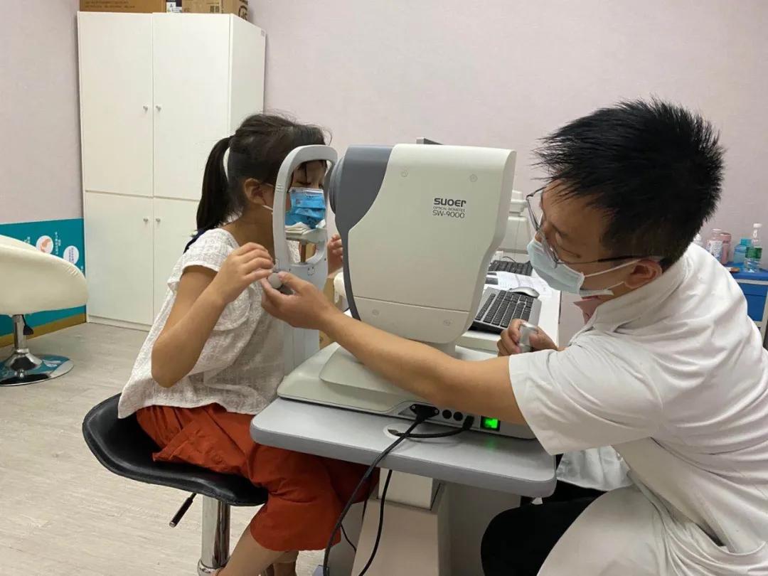 我的天！8岁暖暖竟然150度真性近视了