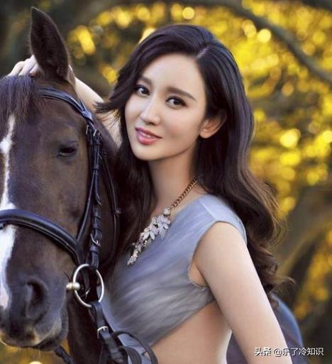 张萌走红毯肩带意外断开,张萌红毯掉肩带