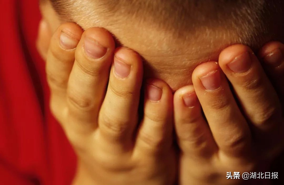 武汉地铁女孩哭,武汉地铁女孩哭的视频