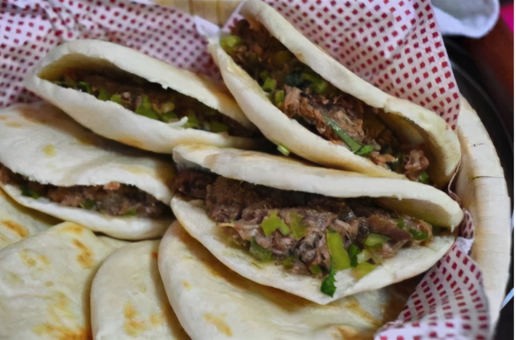 摆摊大妈百万收入,大妈摆地摊卖西瓜年赚30w