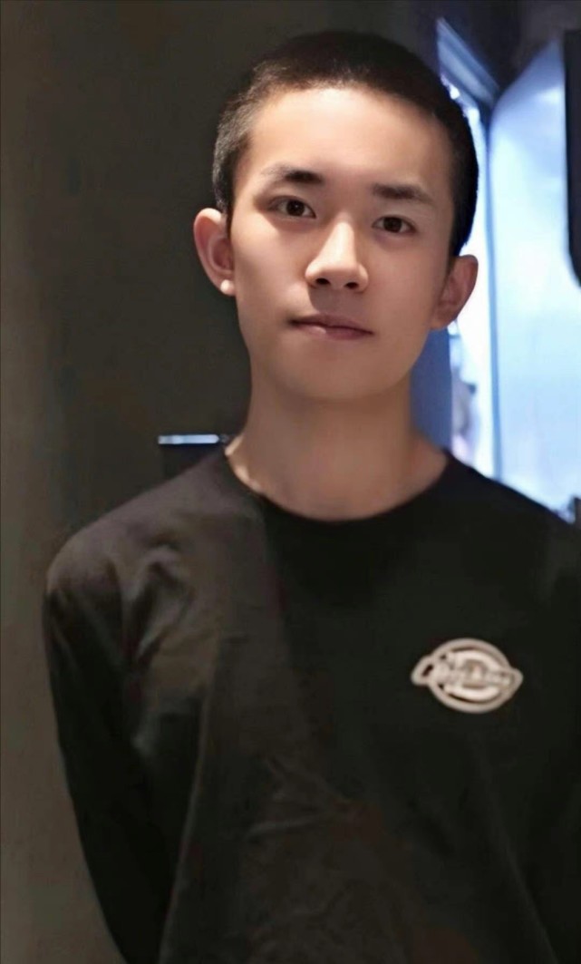 易烊千玺理寸头的图片,易烊千玺理光头电影