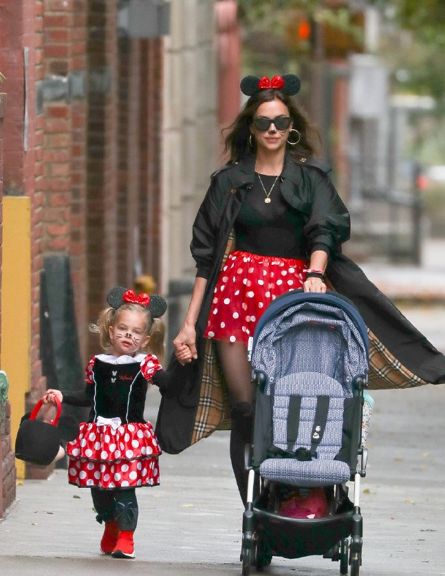 伊莲娜带孩子出街,伊莲娜穿母女装