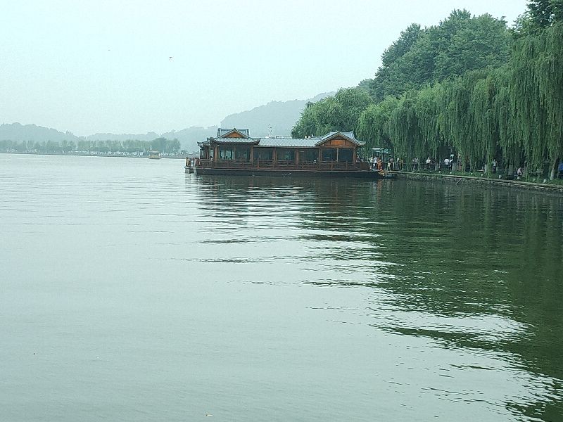 杭州西湖断桥好大的雨,杭州西湖断桥残雪夜景下雨