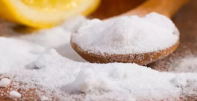 刷牙时一个小窍门彻底告别黄臭牙,刷牙的时候放点小苏打牙会变白吗