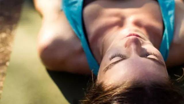 瑜伽治疗失眠的有效方法,瑜伽治失眠最简单的方法