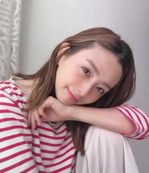 晒女儿搞怪丑萌照,亲妈狂晒女儿丑照