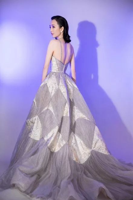 王鸥露背装,王鸥复古露背