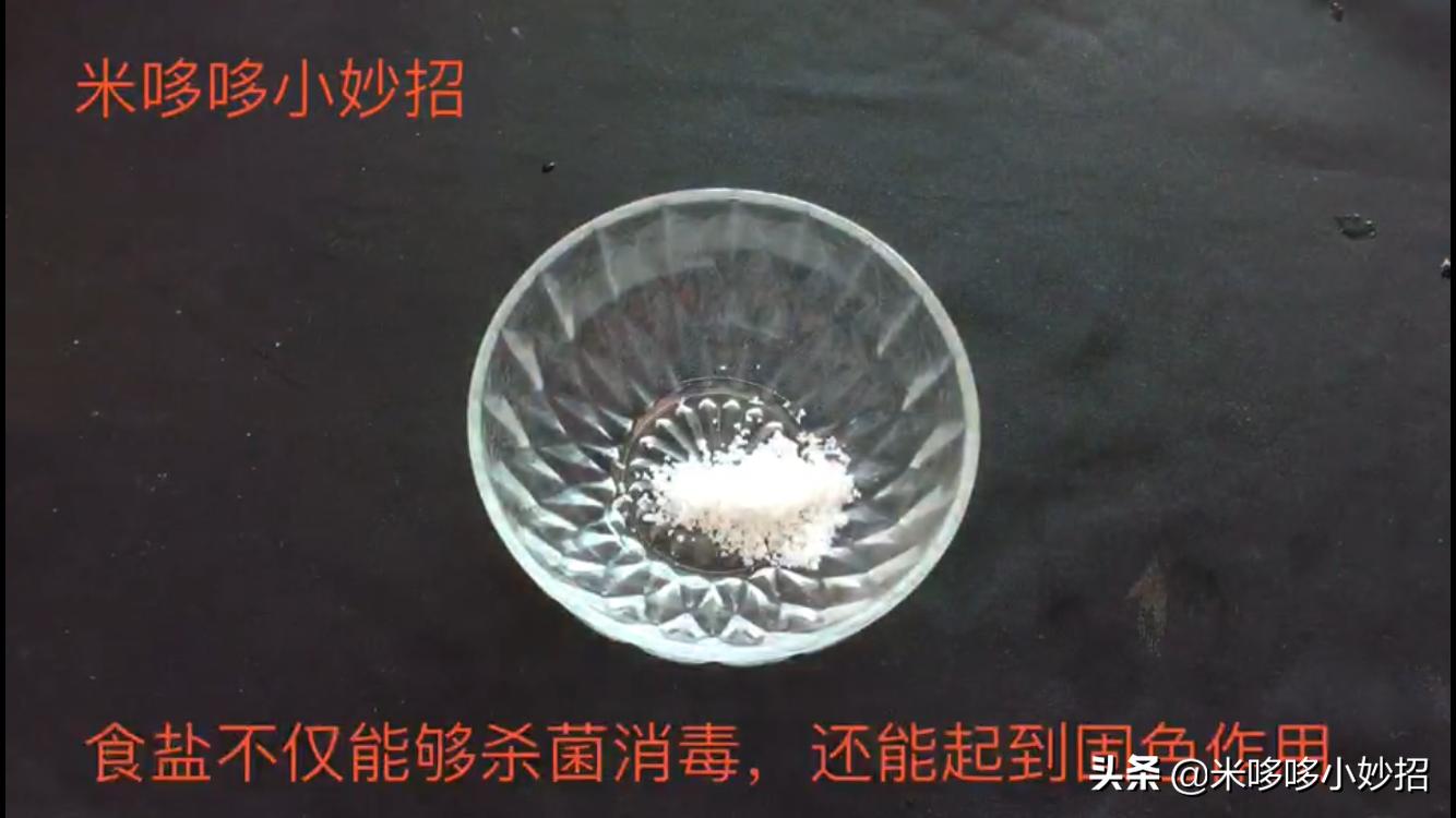 白衣服被洗衣机越洗越脏怎么处理,洗衣机里倒一杯水多脏的衣服