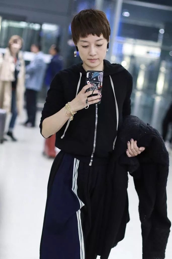 43岁马伊琍太惊艳了,马伊琍穿小白鞋露脚踝