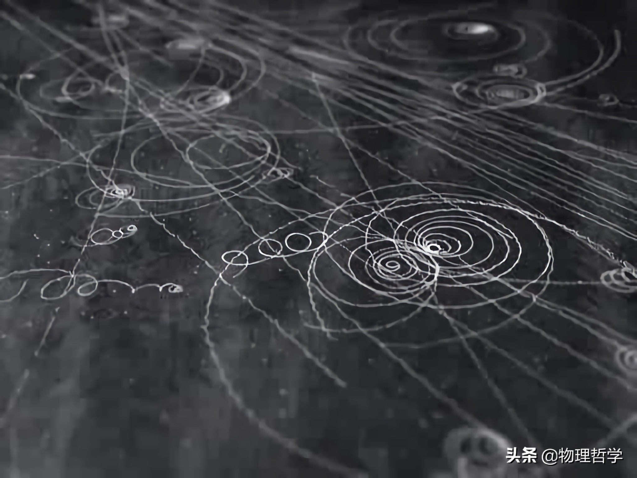 磁场为何是电荷的运动效应,运动的电荷周围存在磁场