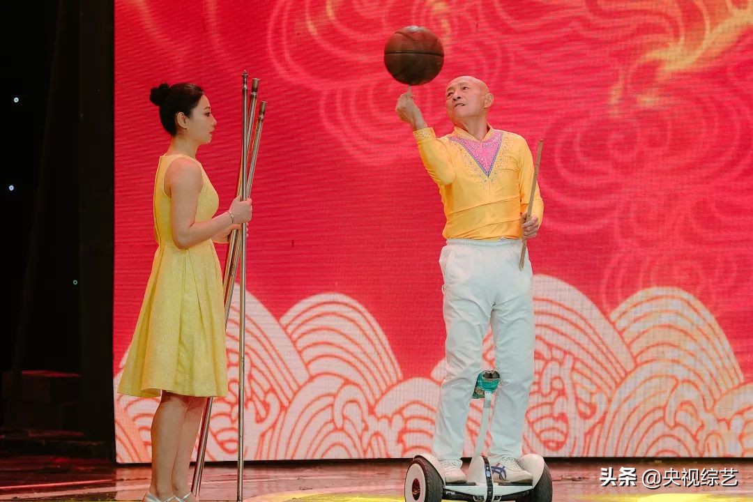 老爷爷篮球表演震撼全场,75岁大爷炫酷球技秀