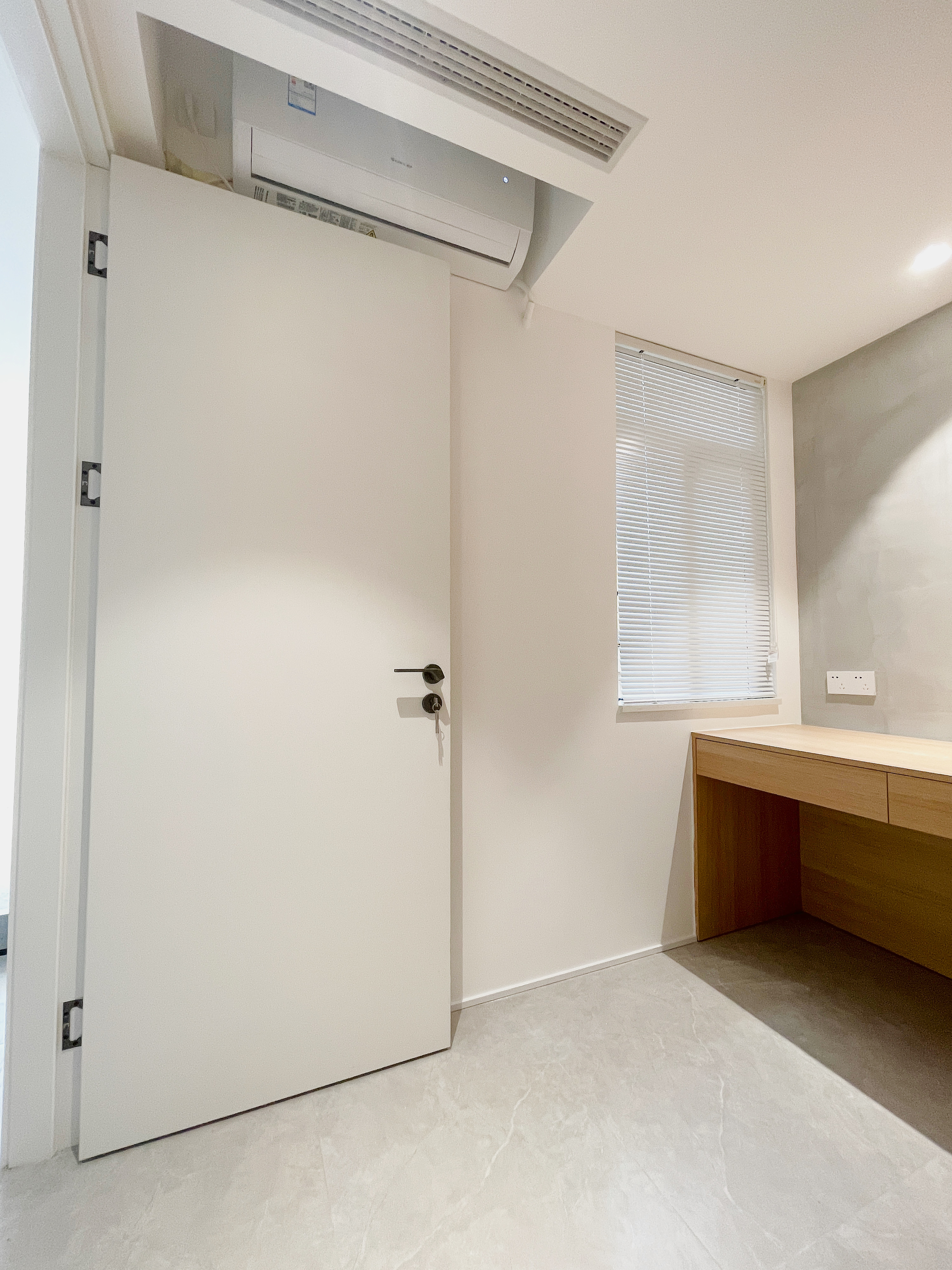 纯白平板门好吗,极简铝合金平板门