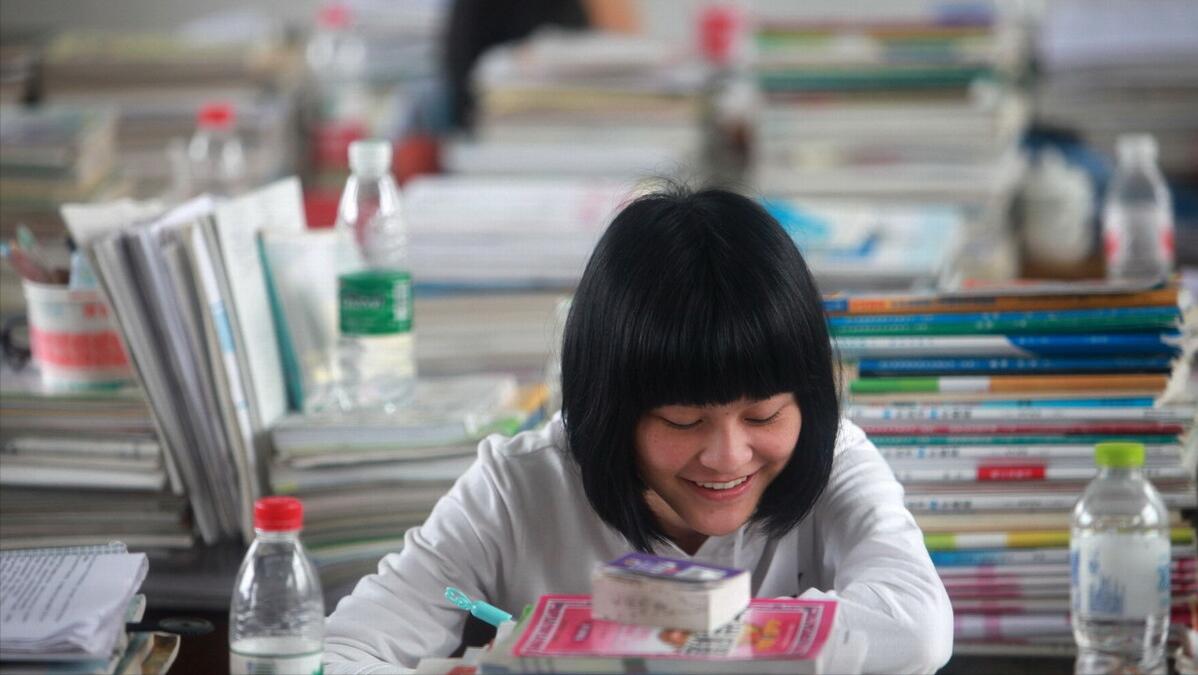 高三学生玩手机被学校开除怎么办,高中生因玩手机被处分有影响吗