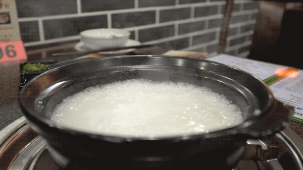 这家噗噗噗的粥底火锅店，稳就一个字