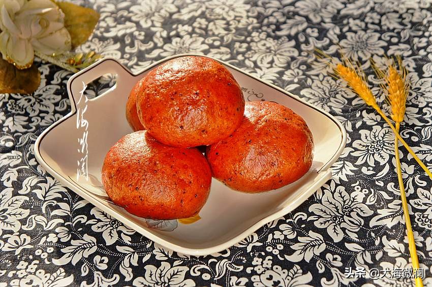 早餐低脂牛奶和全麦馒头,无麸质小米面粉馒头