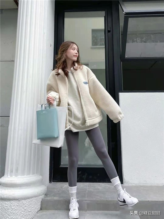 黑色的羊羔毛怎么搭配,羊羔毛和羊毛哪款穿上会显瘦