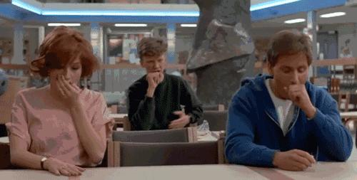 女人吸烟也是对自己的一种保护,都说女生抽烟不好